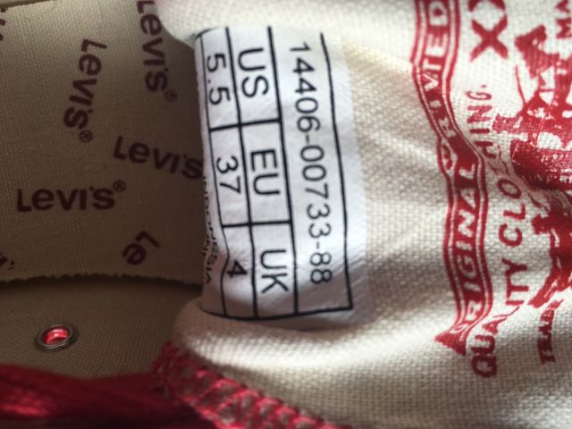 Tenis lona roja Levis