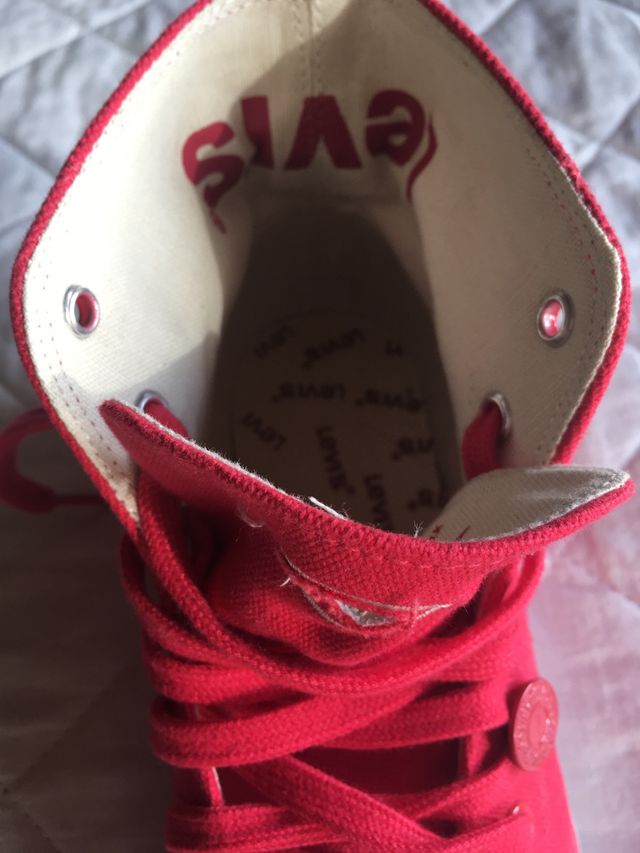 Tenis lona roja Levis