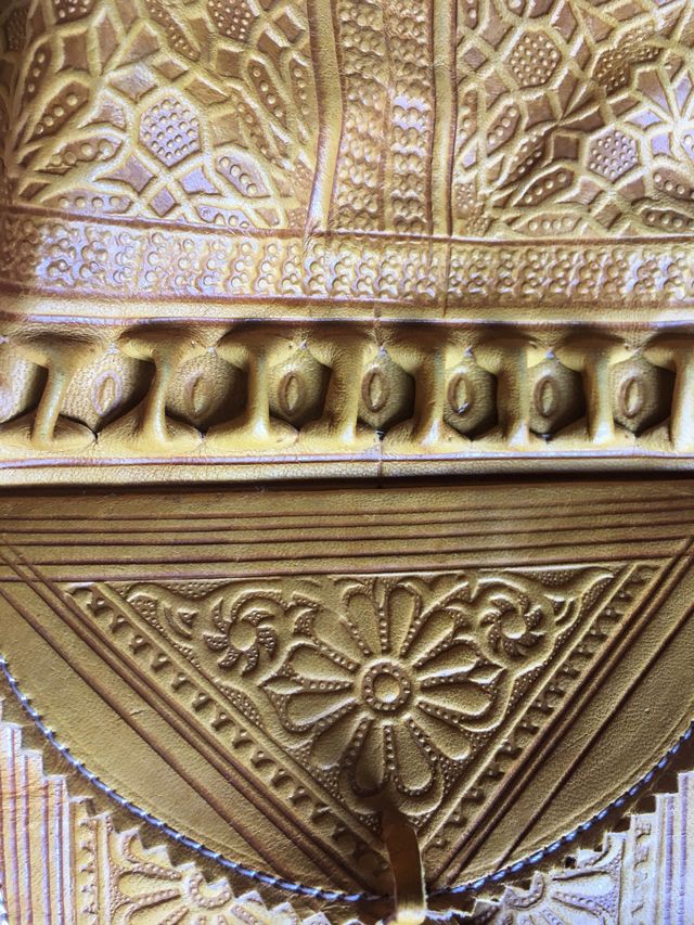 Bolso piel repujada ,color amarillo mostaza