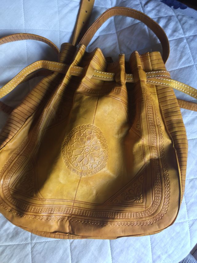 Bolso piel repujada ,color amarillo mostaza