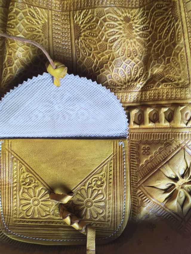 Bolso piel repujada ,color amarillo mostaza