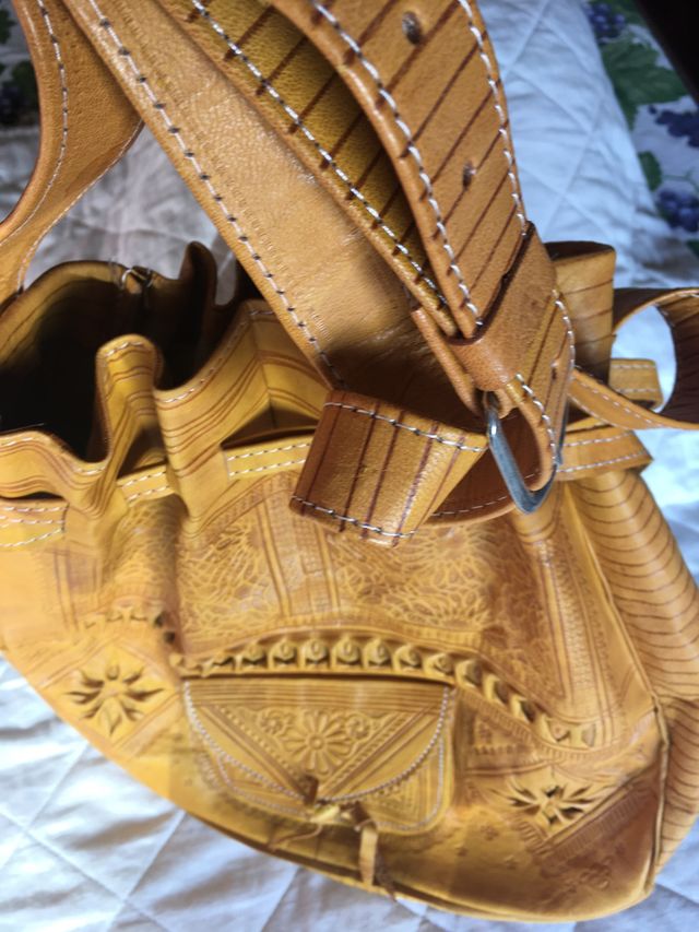 Bolso piel repujada ,color amarillo mostaza