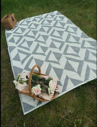 Alfombra gris y blanco jardín o terraza 120x180 de segunda mano por 25