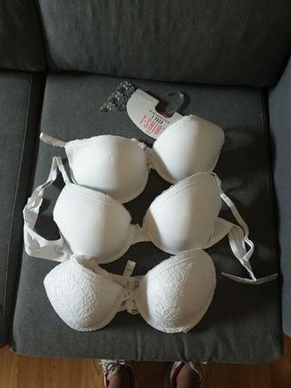 Tres sujetadores t-shirt. Primark. Talla 100C de segunda mano por 5 EUR en  Alcorcón en WALLAPOP