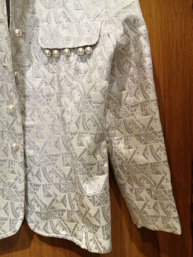OFERTA. Blazer de lamé y perlitas.