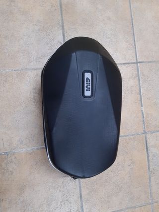 Maletas laterales GIVI fz6 de segunda mano por 260 EUR en El Vendrell en  WALLAPOP
