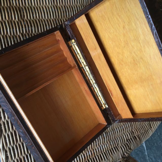 CAIXA DE CHARUTOS ANTIGA, MADEIRA E COURO EM RELEVO