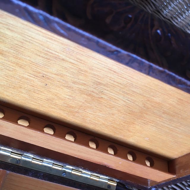 CAIXA DE CHARUTOS ANTIGA, MADEIRA E COURO EM RELEVO