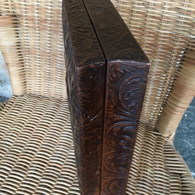 CAIXA DE CHARUTOS ANTIGA, MADEIRA E COURO EM RELEVO