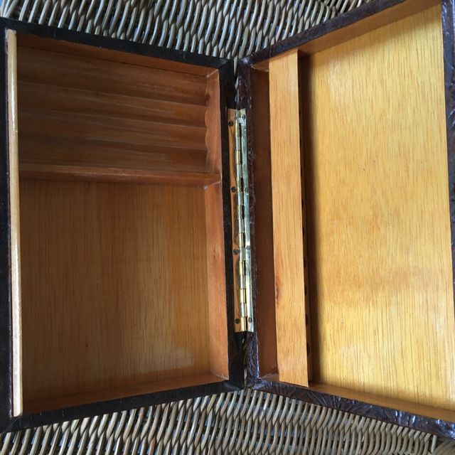 CAIXA DE CHARUTOS ANTIGA, MADEIRA E COURO EM RELEVO