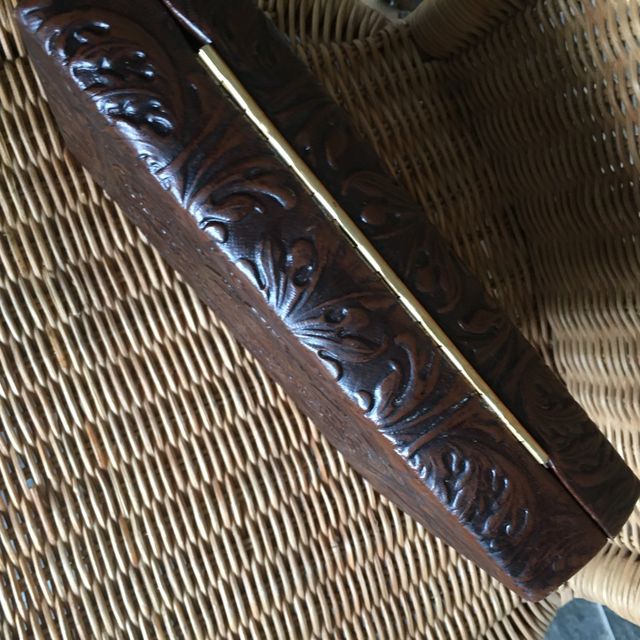 CAIXA DE CHARUTOS ANTIGA, MADEIRA E COURO EM RELEVO