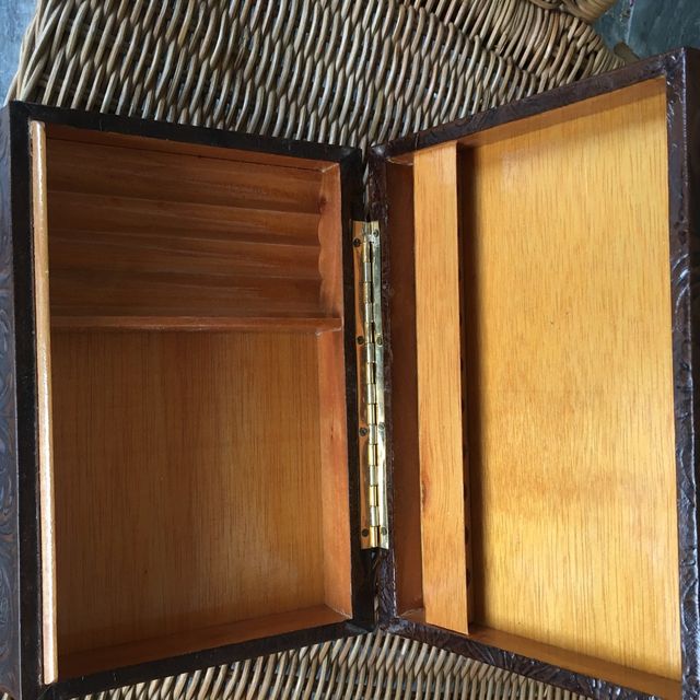 CAIXA DE CHARUTOS ANTIGA, MADEIRA E COURO EM RELEVO