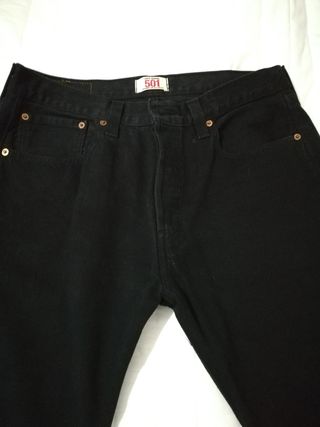 Pantalones Levis Strauss 501 negro de segunda mano por 30 EUR en Burguillos  en WALLAPOP