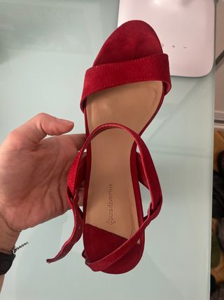 Sandalia roja plataforma Stradivarius de segunda mano por 10 EUR en  Fuenlabrada en WALLAPOP