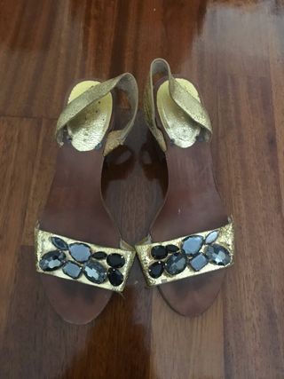 Sandalia dorada joya tacon zara de segunda mano por 5 EUR en Madrid en  WALLAPOP
