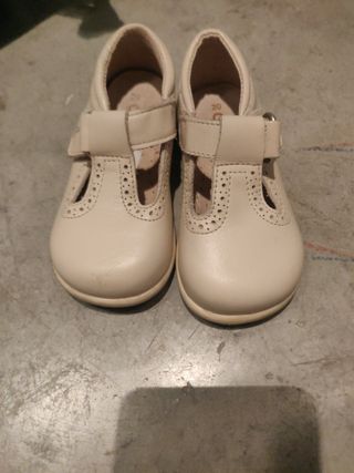 Nuevos! zapatos bebe 20 de segunda mano por 4 EUR en Valdemoro en WALLAPOP
