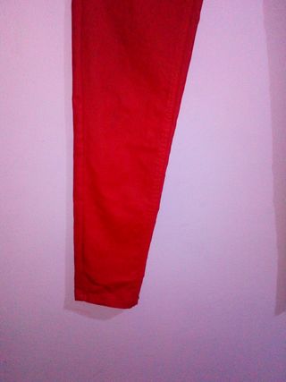 Pantalón cuero rojo Stradivarius de segunda mano por 5 EUR en Sant Adrià de  Besòs en WALLAPOP