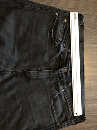 Pantalón Levis 511 32 de segunda mano por 15 EUR en Valladolid en WALLAPOP