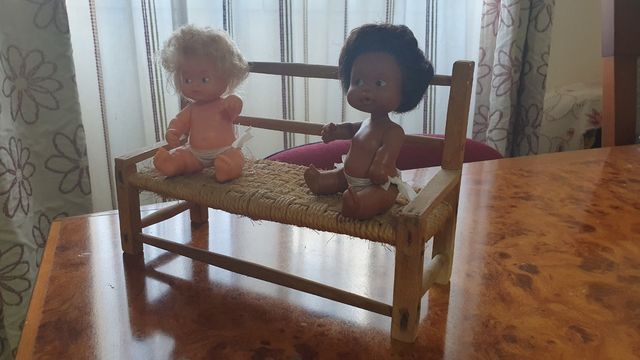 CONJUNTO SOFA Y SILLAS EN MADERA PARA MUÑECAS