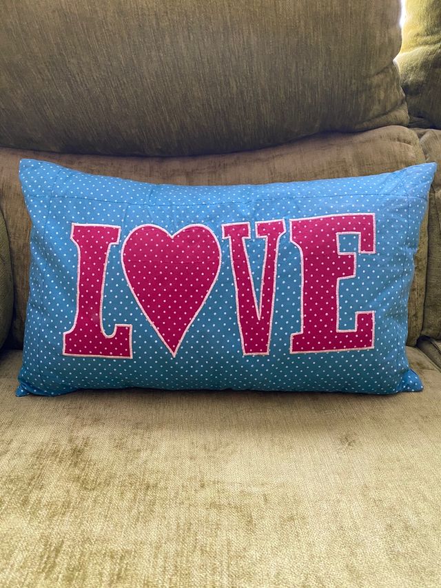 Cojín patchwork con la palabra LOVE