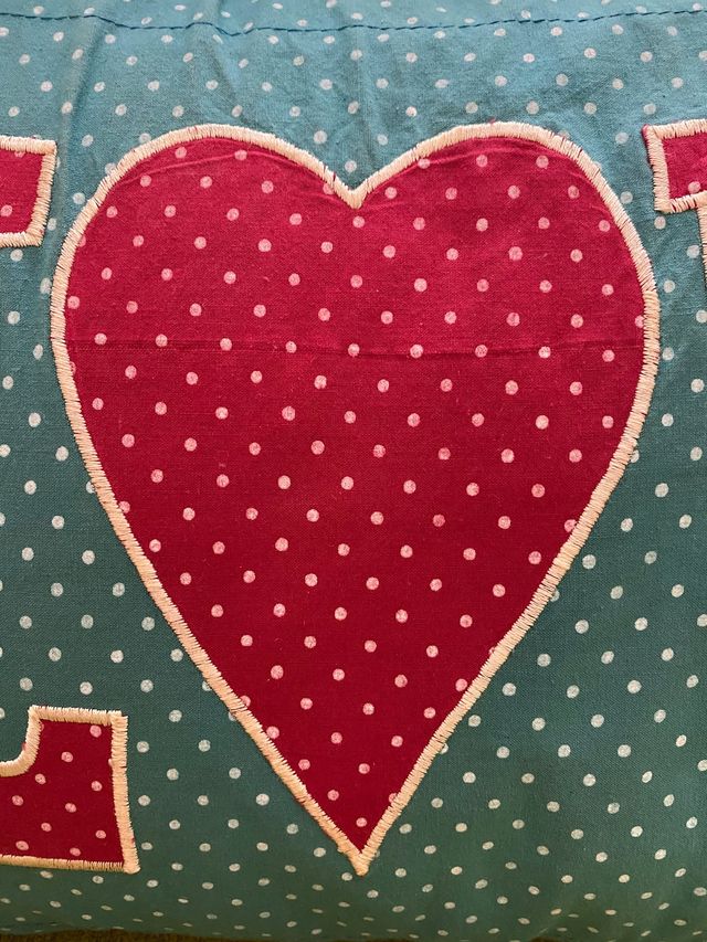 Cojín patchwork con la palabra LOVE