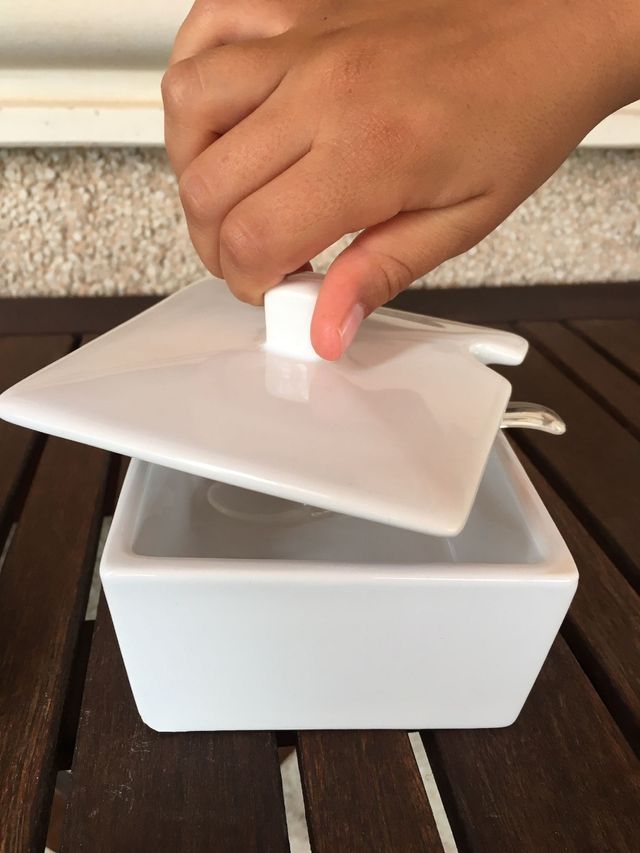 Conjunto de taza y plato Nespresso con azucarero