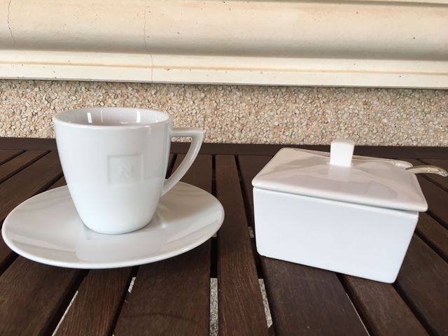 Conjunto de taza y plato Nespresso con azucarero