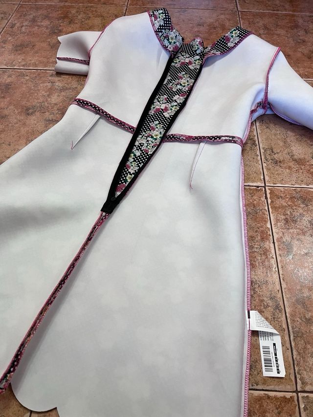 Vestido de Adolfo Domínguez.