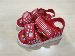 Sandalias niña Adidas n 27 de segunda mano por 15 EUR en Calahorra en  WALLAPOP