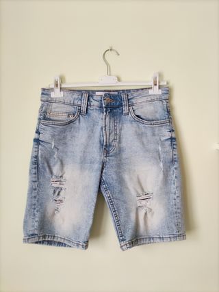 Pantalón corto vaquero con rotos del Bershka de segunda mano por 10 EUR en  Béjar en WALLAPOP