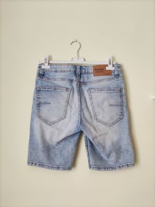 Pantalón corto vaquero con rotos del Bershka de segunda mano por 10 EUR en  Béjar en WALLAPOP
