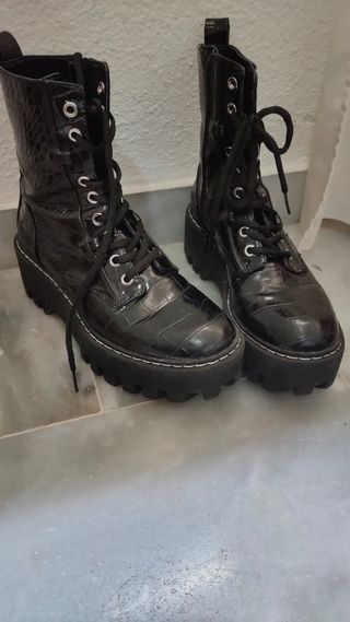 Botas estilo Dr Martens de segunda mano por 12 EUR en Málaga en WALLAPOP