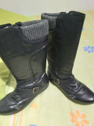 Botas Negras Kangaroos de segunda mano por 30 EUR en Barcelona en WALLAPOP