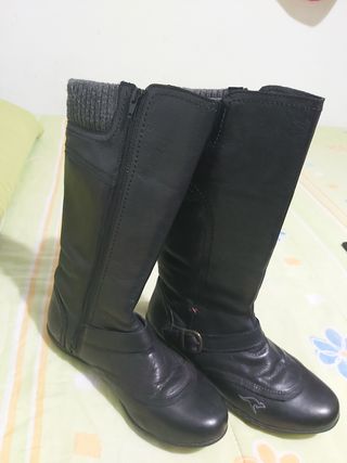 Botas Negras Kangaroos de segunda mano por 30 EUR en Barcelona en WALLAPOP