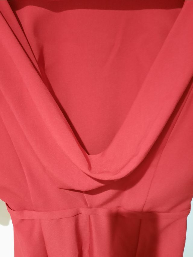 Vestido rojo confeccionado por modista.