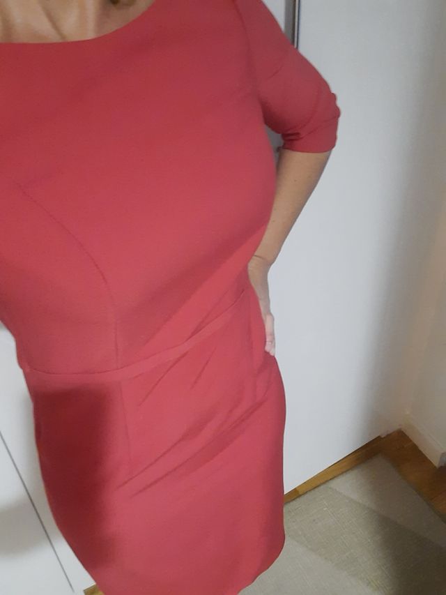 Vestido rojo confeccionado por modista.