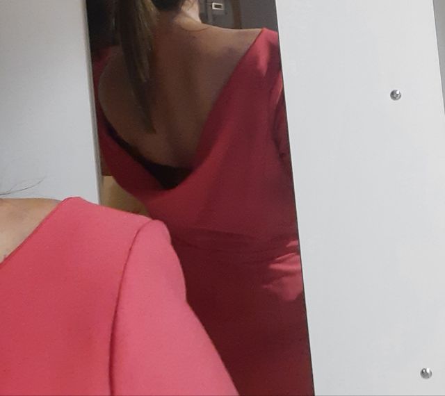 Vestido rojo confeccionado por modista.
