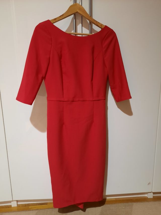 Vestido rojo confeccionado por modista.