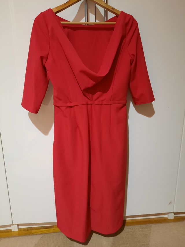 Vestido rojo confeccionado por modista.