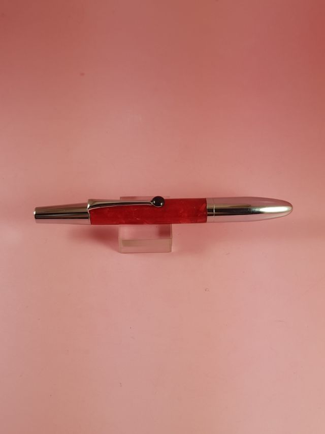 PLUMA.DISEÑO.TIPO : DIONISIO LASUÉN.ACRÍLICOS ROJO