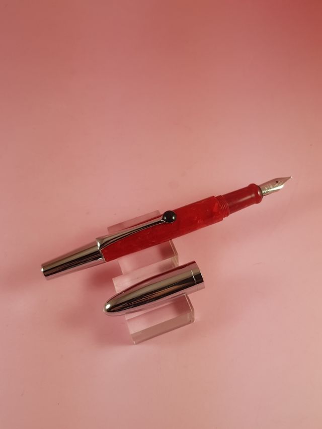 PLUMA.DISEÑO.TIPO : DIONISIO LASUÉN.ACRÍLICOS ROJO