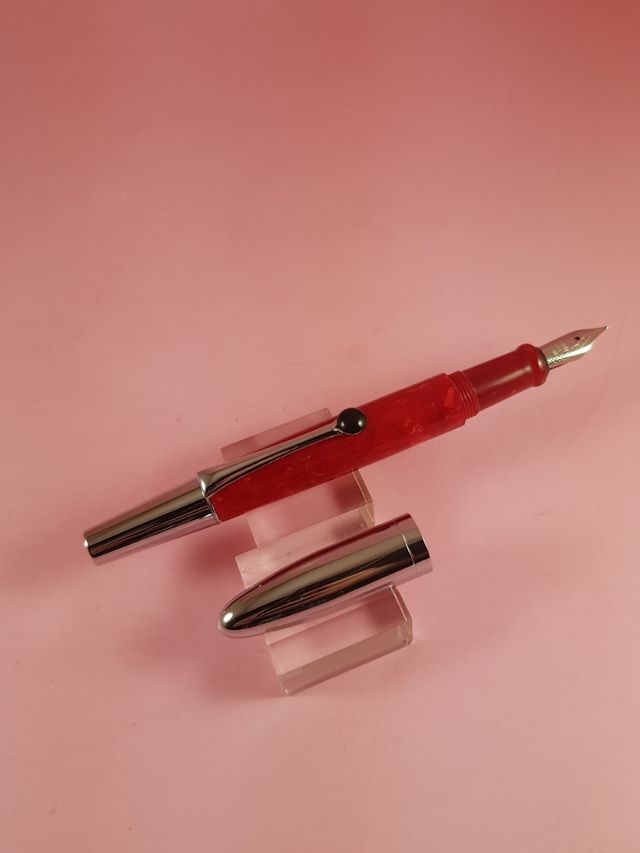 PLUMA.DISEÑO.TIPO : DIONISIO LASUÉN.ACRÍLICOS ROJO