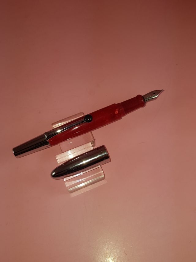 PLUMA.DISEÑO.TIPO : DIONISIO LASUÉN.ACRÍLICOS ROJO