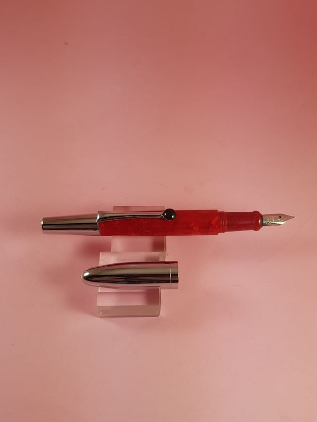 PLUMA.DISEÑO.TIPO : DIONISIO LASUÉN.ACRÍLICOS ROJO