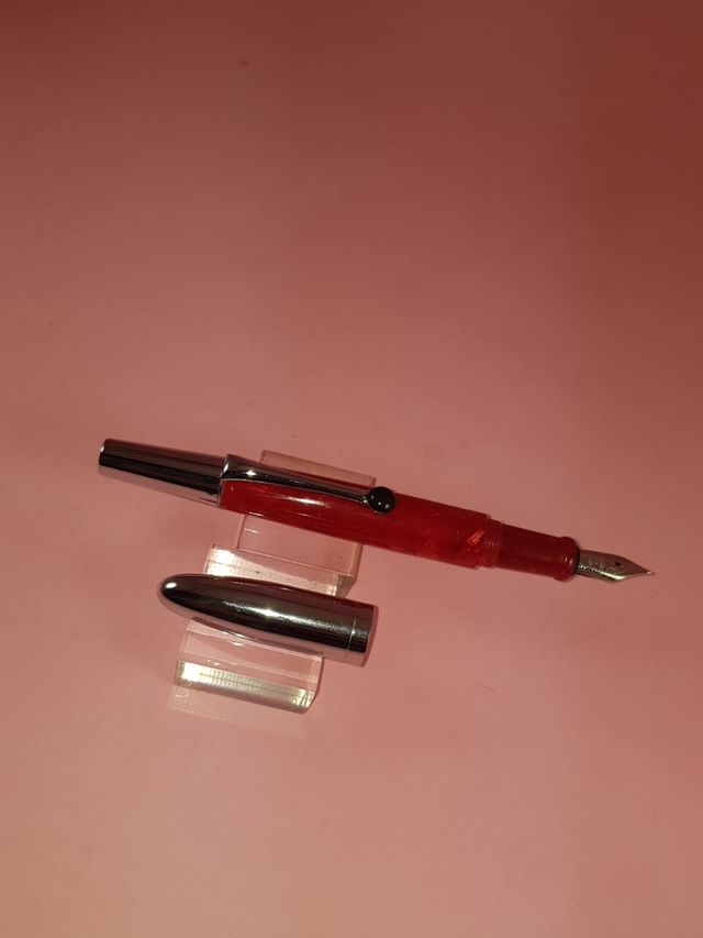 PLUMA.DISEÑO.TIPO : DIONISIO LASUÉN.ACRÍLICOS ROJO