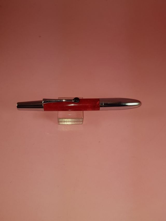 PLUMA.DISEÑO.TIPO : DIONISIO LASUÉN.ACRÍLICOS ROJO