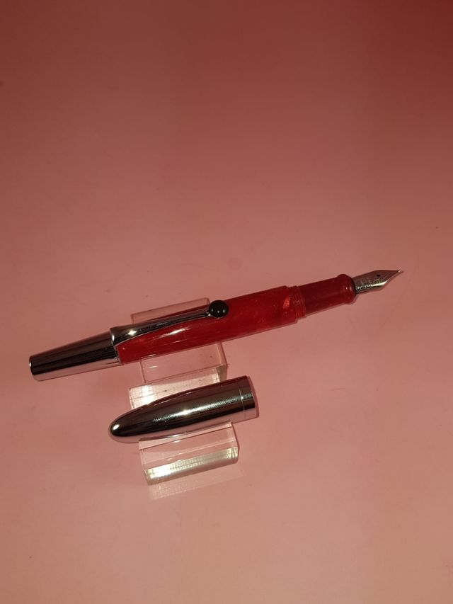 PLUMA.DISEÑO.TIPO : DIONISIO LASUÉN.ACRÍLICOS ROJO