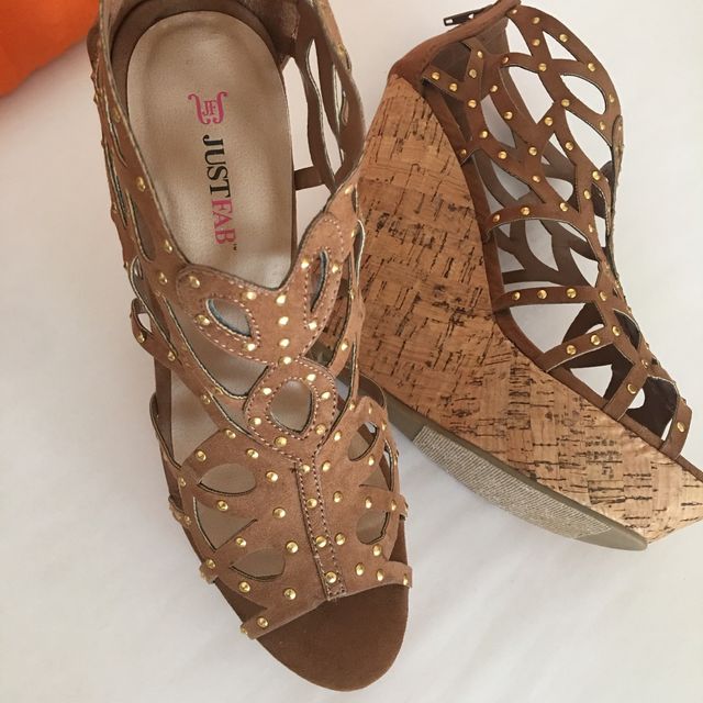 Sandalias cuña, con remaches