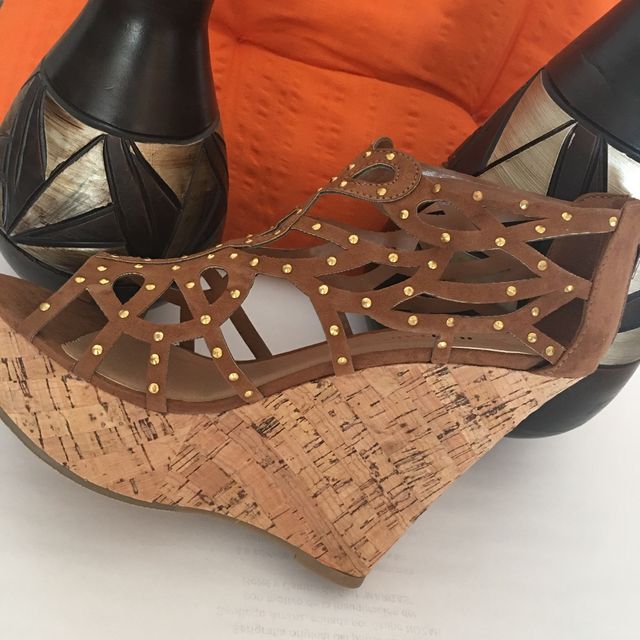 Sandalias cuña, con remaches