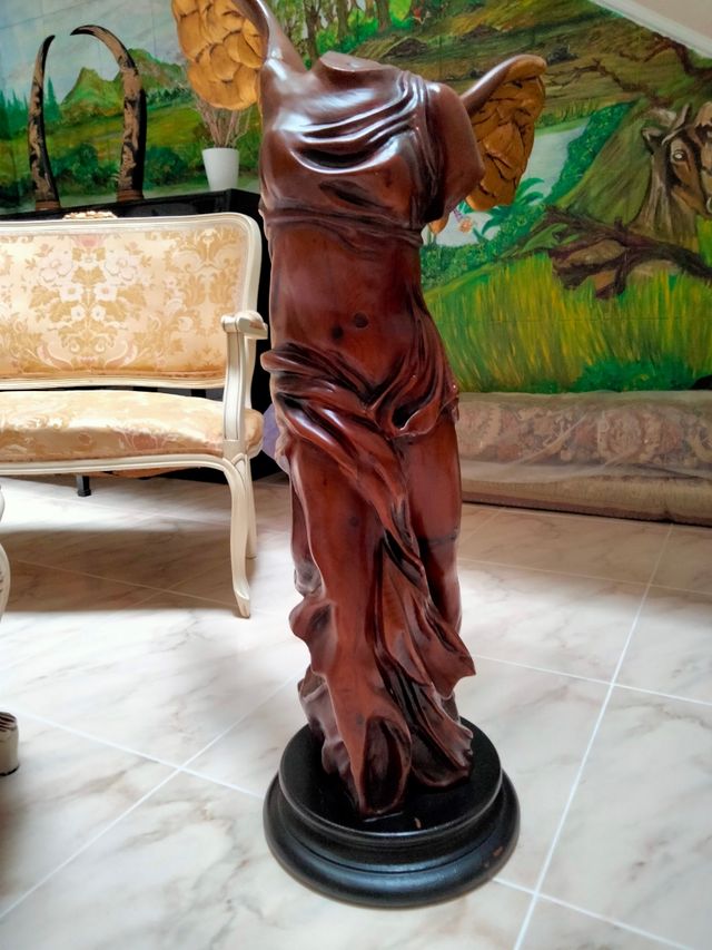 figura Nike tallada.